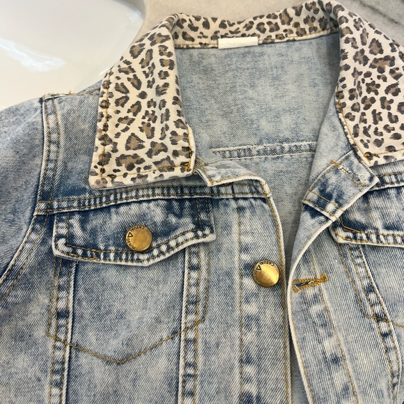 Light Wash Leopard Denim Jacket (runs small) - Picture 4 of 5